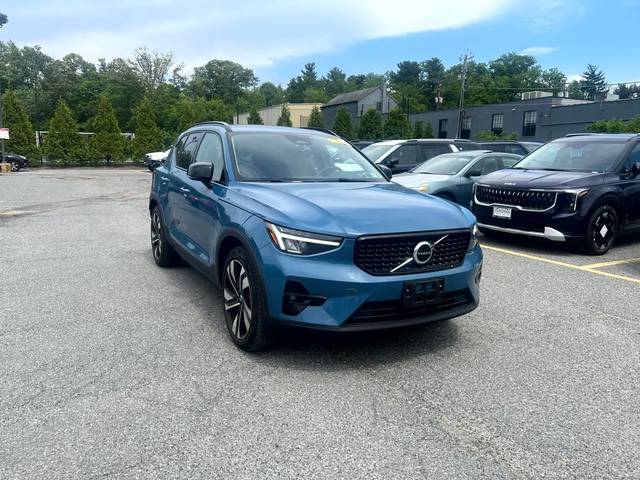 2023 Volvo XC40 Plus Dark Theme AWD photo