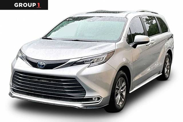 2023 Toyota Sienna XLE FWD photo