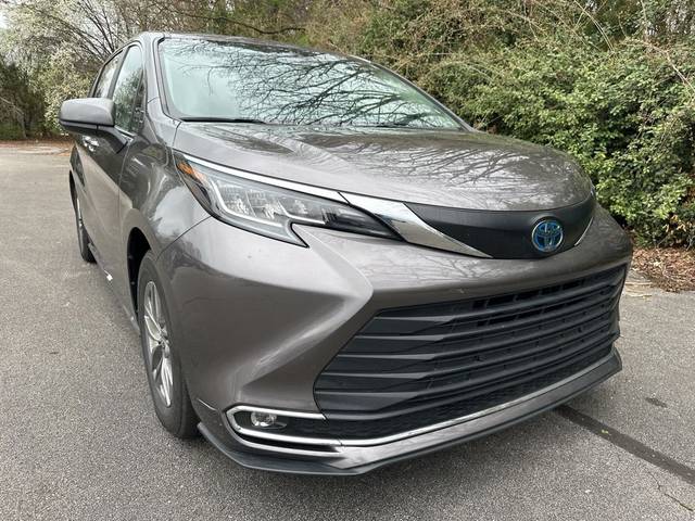 2023 Toyota Sienna XLE FWD photo