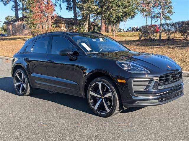 2023 Porsche Macan  AWD photo