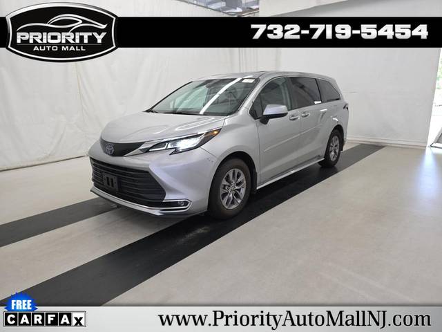 2023 Toyota Sienna XLE FWD photo