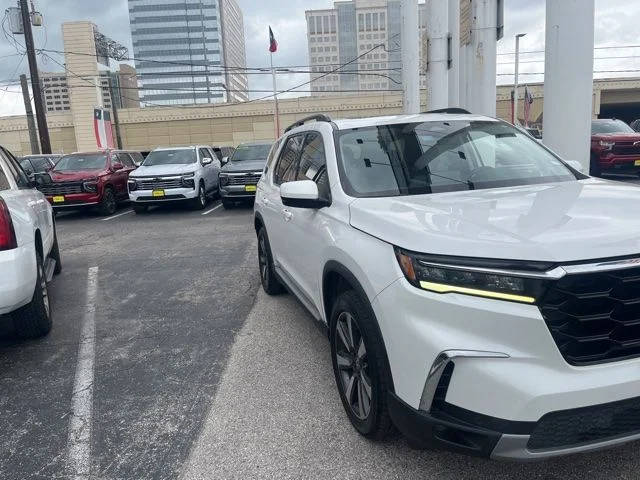 2023 Honda Pilot Touring FWD photo