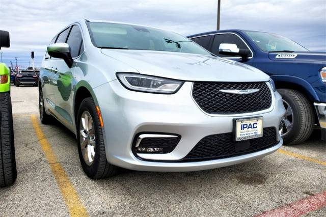 2023 Chrysler Pacifica Minivan Touring L AWD photo