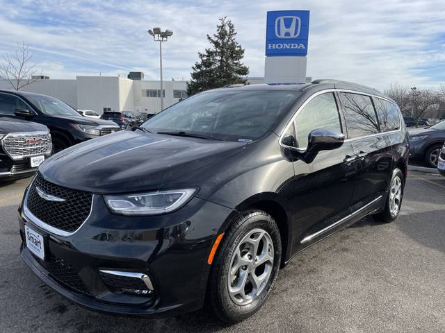 2023 Chrysler Pacifica Minivan Limited FWD photo