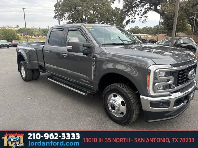 2023 Ford F-350 Super Duty LARIAT 4WD photo