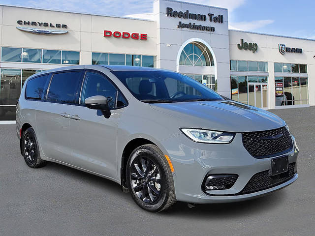 2023 Chrysler Pacifica Minivan Hybrid Touring L FWD photo