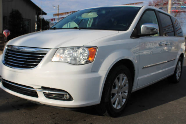 2015 Chrysler Town and Country Touring FWD photo