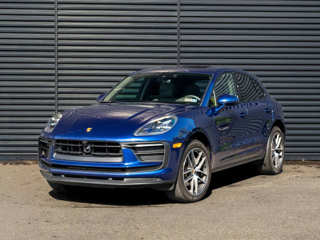 2023 Porsche Macan  AWD photo