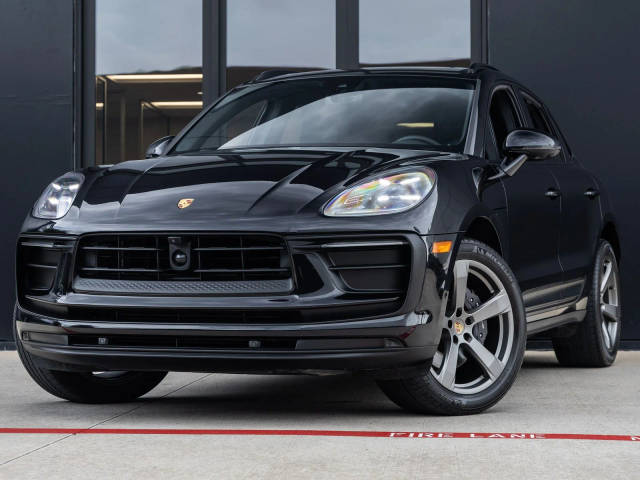 2023 Porsche Macan  AWD photo