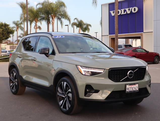 2023 Volvo XC40 Plus Dark Theme AWD photo