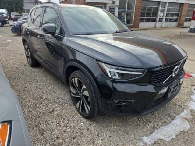 2023 Volvo XC40 Plus Dark Theme AWD photo