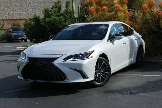 2023 Lexus ES ES 300h FWD photo