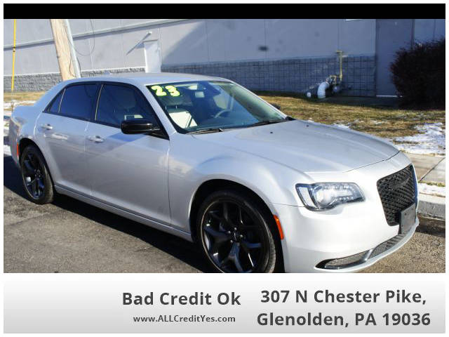 2023 Chrysler 300 Touring RWD photo