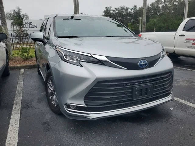 2023 Toyota Sienna XLE FWD photo