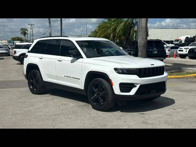 2023 Jeep Grand Cherokee Altitude RWD photo