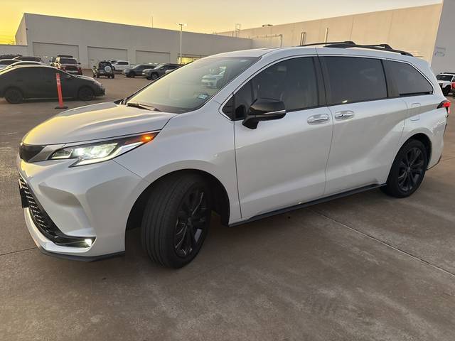 2023 Toyota Sienna XSE 25th Anniversary FWD photo