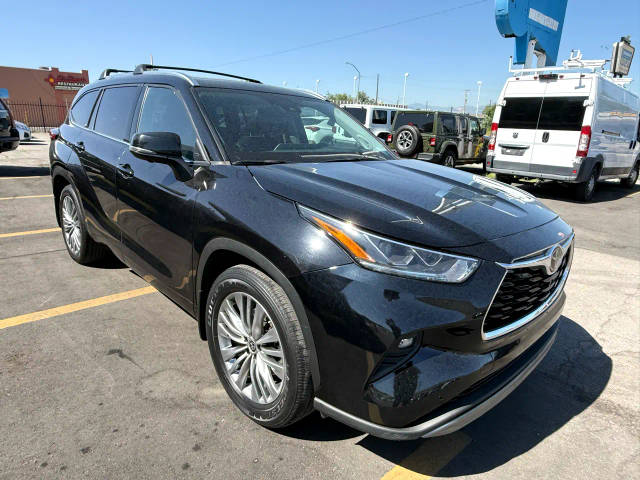 2023 Toyota Highlander Platinum FWD photo