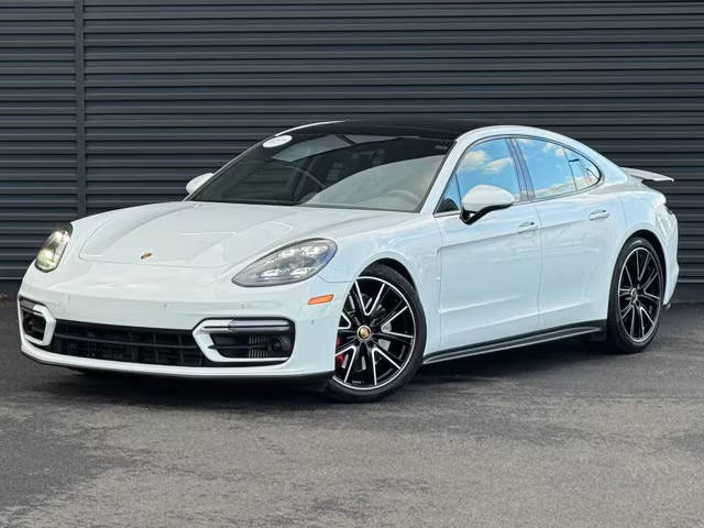 2023 Porsche Panamera GTS AWD photo