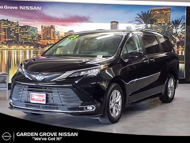 2023 Toyota Sienna XLE FWD photo