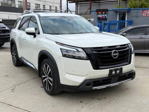 2023 Nissan Pathfinder Platinum 4WD photo