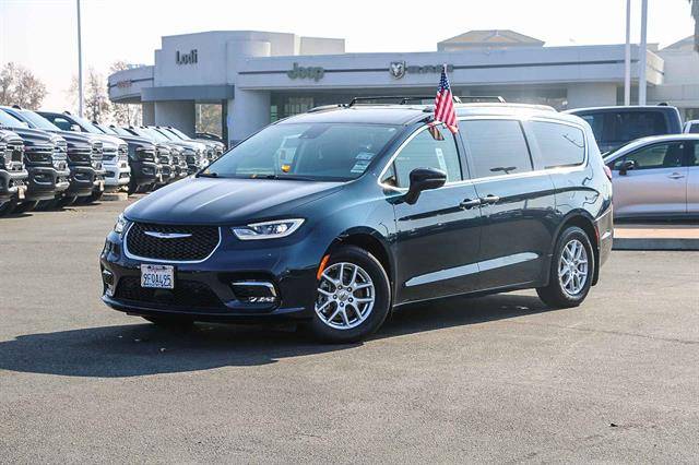 2023 Chrysler Pacifica Minivan Touring L FWD photo