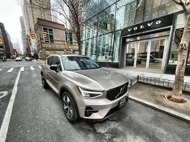 2023 Volvo XC40 Plus Dark Theme AWD photo
