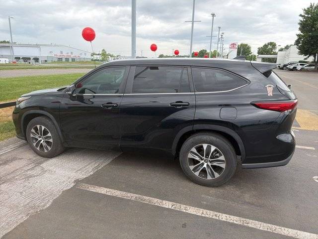 2023 Toyota Highlander XLE FWD photo