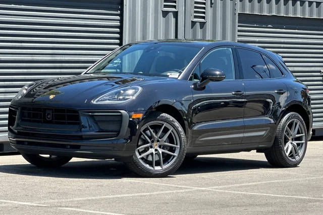 2023 Porsche Macan AWD photo