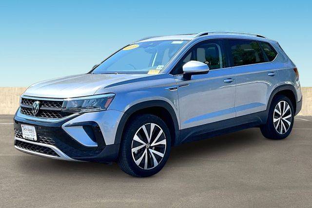 2023 Volkswagen Taos SE AWD photo