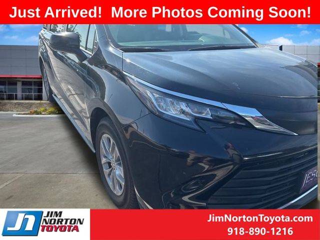 2022 Toyota Sienna XLE FWD photo