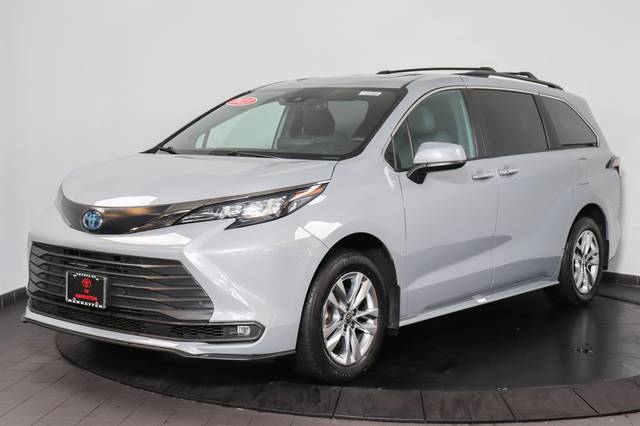 2023 Toyota Sienna Woodland Edition AWD photo