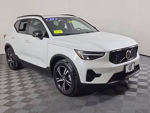 2023 Volvo XC40 Plus Dark Theme AWD photo