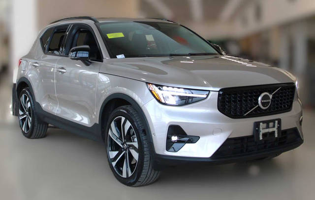 2023 Volvo XC40 Plus Dark Theme AWD photo