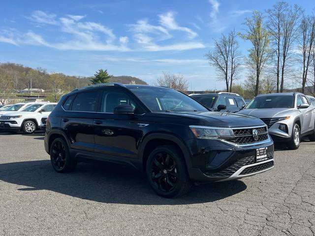 2023 Volkswagen Taos SE AWD photo