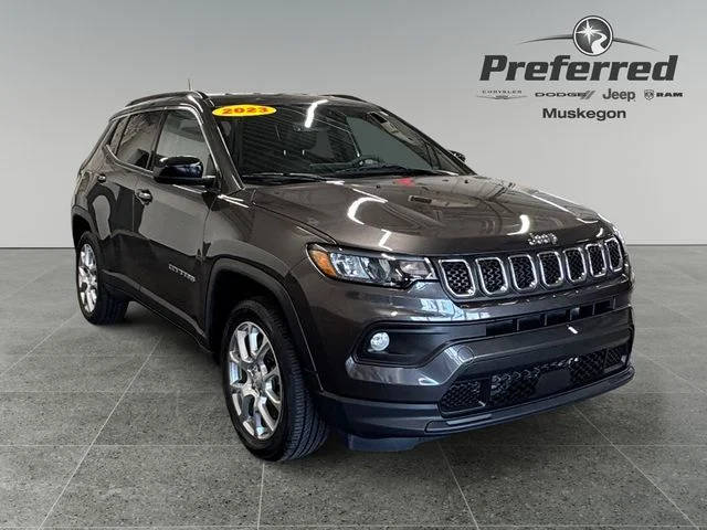 2023 Jeep Compass Latitude Lux 4WD photo