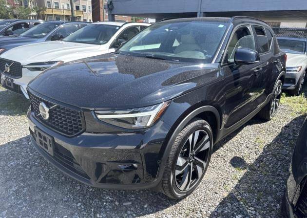 2023 Volvo XC40 Plus Dark Theme AWD photo