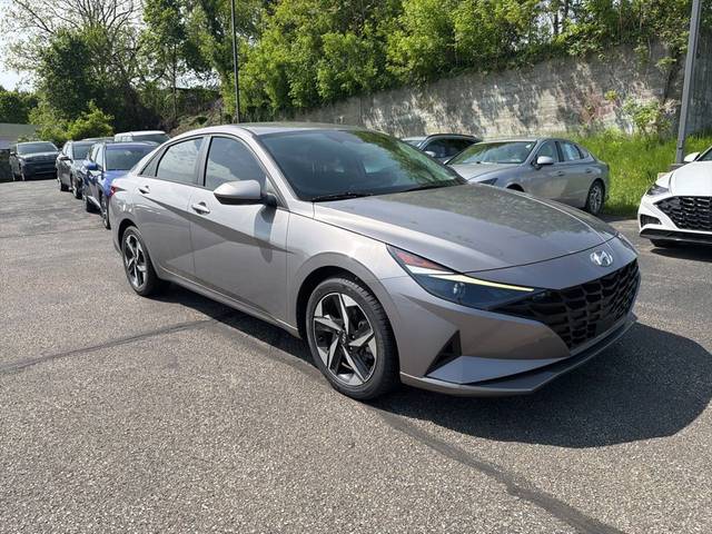2023 Hyundai Elantra SEL FWD photo