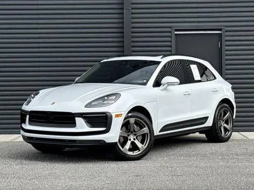2023 Porsche Macan  AWD photo