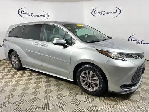 2023 Toyota Sienna LE AWD photo