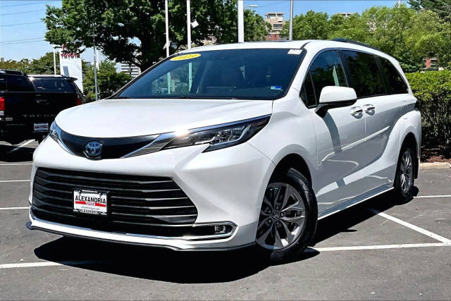 2023 Toyota Sienna XLE FWD photo