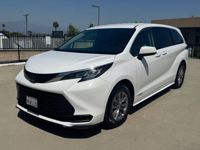 2021 Toyota Sienna LE FWD photo