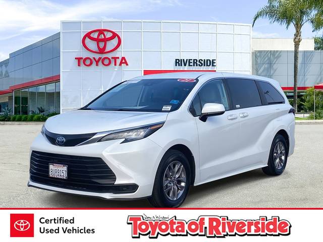 2021 Toyota Sienna LE FWD photo