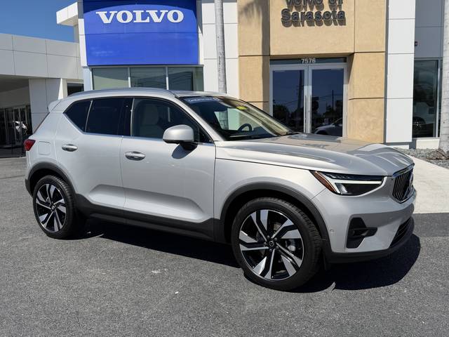 2023 Volvo XC40 Plus Bright Theme FWD photo