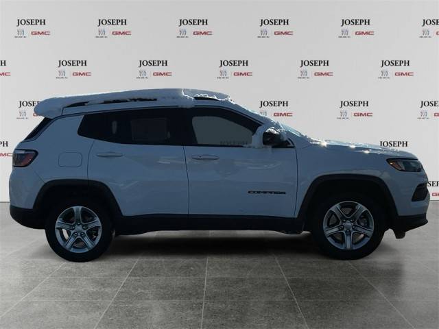 2023 Jeep Compass Latitude 4WD photo