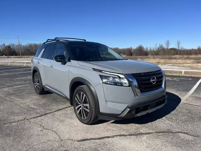 2023 Nissan Pathfinder Platinum FWD photo