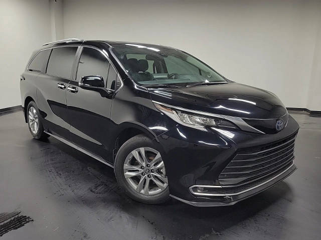 2023 Toyota Sienna Limited FWD photo