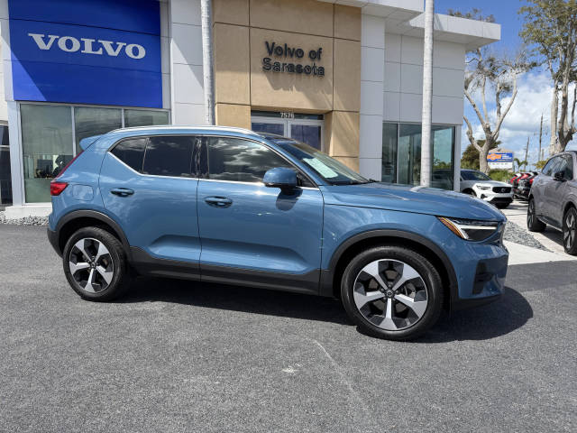 2023 Volvo XC40 Plus Bright Theme AWD photo