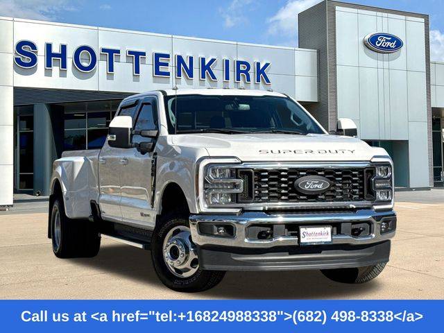 2023 Ford F-350 Super Duty LARIAT 4WD photo