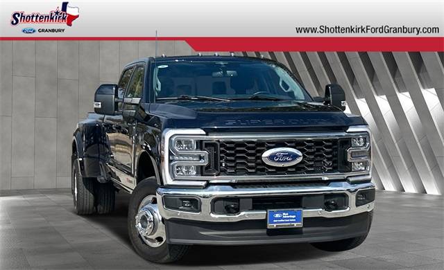 2023 Ford F-350 Super Duty LARIAT 4WD photo