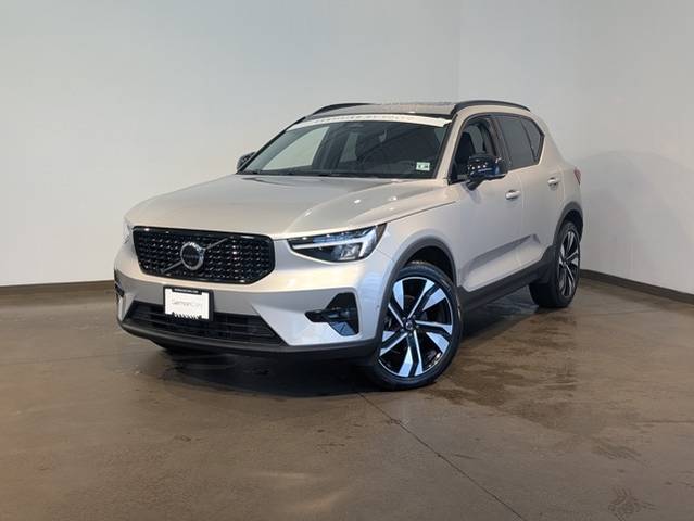 2023 Volvo XC40 Plus Dark Theme AWD photo